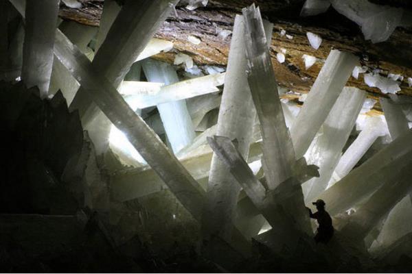 Kristal Maaras. Cueva de los Cristales, Meksika'da Naica madenlerine bal bir maara. Yerin yaklak 300 metre altnda kefedilen bu maarada 12 metre uzunluunda, 4 metre apnda ve 55 ton arlnda selenit kristal ktleler bulunuyor.