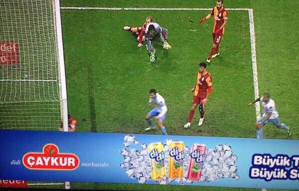 Lig Tv?nin son teknolojisi, bu teknolojiyle topun �izgiyi ge�ip ge�medi�ini g�rmememek i�in K�R olmak laz�m ( didi foto�raf�yla al... foto ekte)