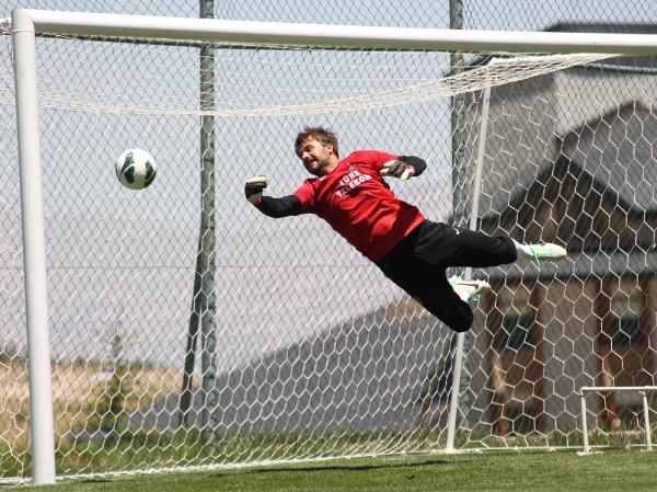 @umitsimsek53 Ama onur'a helal olsun sizi farktan kurtard� o adam trabzonda harcan�yor bu yapt��� kalec�l�kle bu tak�m onu haketmiyor