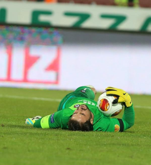 @Rdvan_CLB Onur K�vrak soyunma koridorlar�nda Sneijder'in �utlar�n� kurtarmaya devam ediyormu� :))