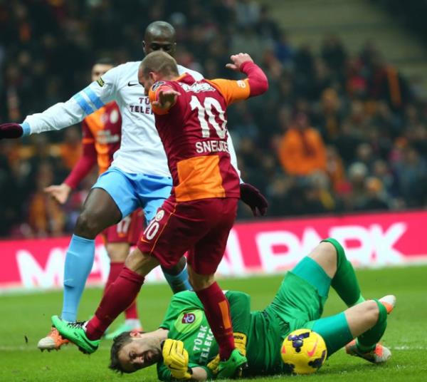 @aziz_ustell Sabri'yi versek Onur'u verirler mi bize?