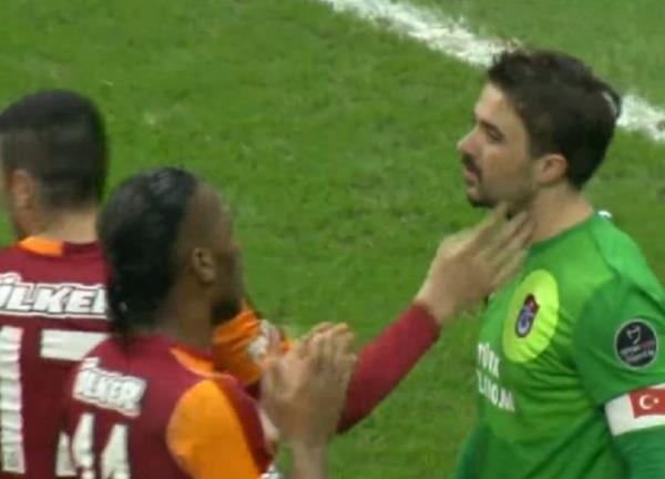 Wesley Sneijder'in ilk yar�da ceza sahas� d���ndan vurdu�u ve Onur K�vrak'�n tokatlad��� topun h�z�: 118km/h!