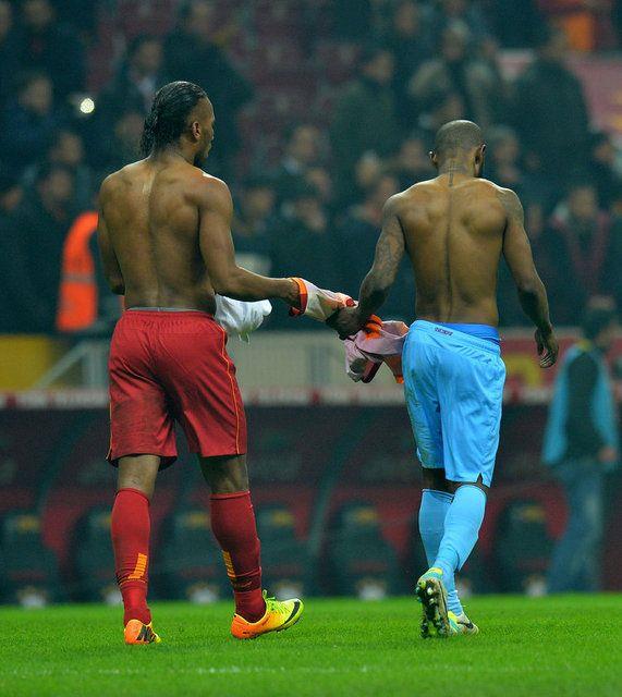 Olcan'�n a�z�ndan kan geliyor, Melo 'This is faul?' diye soruyor Ayd�nus'a. Is�rmazsa faul yok san�yor belli ki.