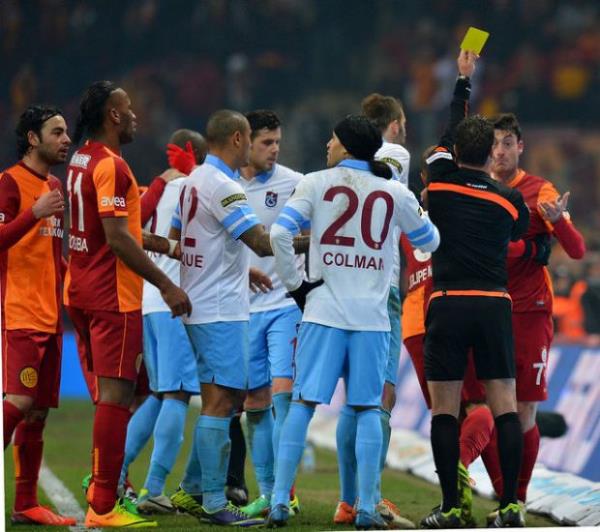 Hakem Drogba'ya ba��r�yor, bence 'Drogba'ya ba��rabilmek' herhangi bir kariyerin zirvesidir.