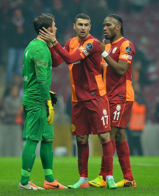 Drogba o giydi�in �atlad�kap�n�n formas�m�,sen kendini ne san�yorsun diyecek bir 'adam' yok Galatasaray'da.Ger�i �srail'in oyunu bu da.