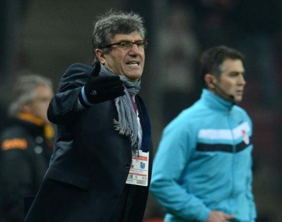 Galatasaray G�ney trib�n�nde Onur K�vrak tezah�rat� yap�ld�.