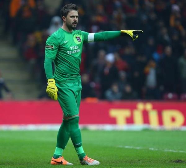 Onur k�vrak cepheden inan�lmaz bir kaleci, zaten yan toplar� da ekleyebilseydi en elitler aras�nda olurdu.