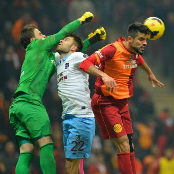 Melo'ya g�re , rakip bir oyuncuda 2 bacak fazla, en az�ndan birinin icab�na bak�lmal� :)