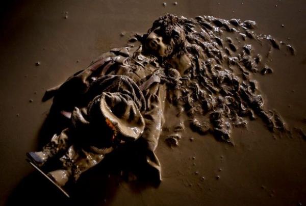 <p><b>Ocak</b></p>  �srail'in Bat Hefer kentinde, yerde �amura bulanm�� bir oyuncak