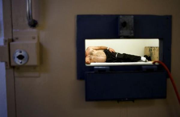 <p><b>Temmuz</b></p>  Los Angeles hapishanesinde �ekilmi� foto�rafta uyku apnesi rahats�zl��� olan bir tutuklu g�r�l�yor