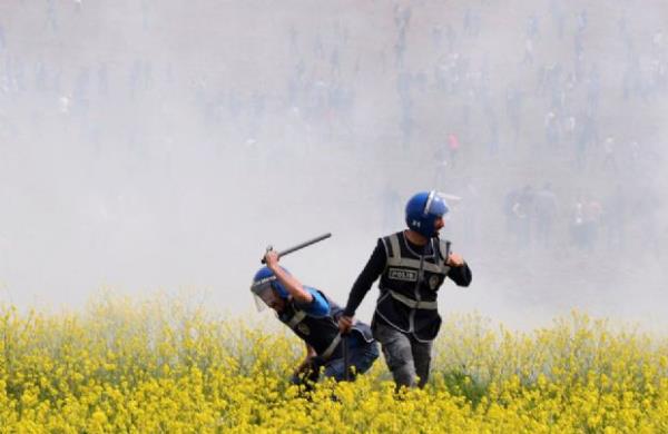 <p><b>Nisan</b></p>  T�rkiye'nin Diyarbak�r �ehrinde Dicle �niversitesi'nde yap�lan g�steriler s�ras�nda bir polis g�stericilerden birini d�verken g�r�l�yor.