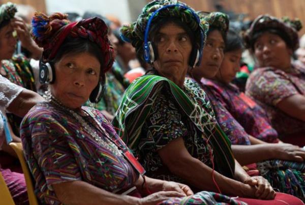<p><b>Nisan</b></p>  Guatemala'da eski diktat�r Jose Efrain Rios Montt'un mahkemesinde Mayal� kad�nlar kulakl�klar� ile �spanyolcadan �ksil diline yap�lan �eviriyi dinliyor. Montt, 1.771 Mayal�y� �ld�rmek, soyk�r�m yapmak ve insanl��a kar�� su� i�lemek su�lar�ndan yarg�lan�yor.