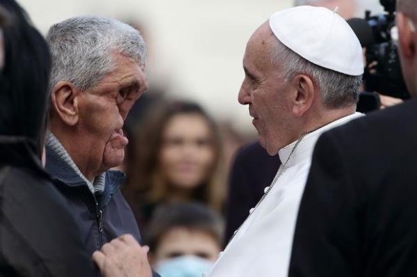 <p><b>Kas�m</b></p>  Vatikan'�n St. Peter Meydan�nda Papa Francis, cilt hastal��� bulunan bir adam� kutsarken