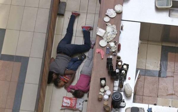 <p><b>Eyl�l</b></p>  Kenya'n�n ba�kenti Nairobi'de bir al��veri� merkezine ger�ekle�tirilen sald�r�dan korunmak i�in bir restoran�n tezgah�n�n arkas�na saklanan aile.