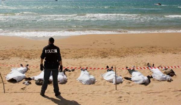 <p><b>Eyl�l</b></p>  Bir polis memuru, �talya'n�n Sampieri k�y�ndeki kumsalda �lkeye deniz yoluyla ka�ak girmeye �al��an g��menlerin cans�z bedenlerinin �n�nde duruyor.