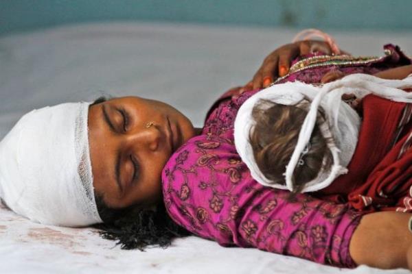 <p><b>Eyl�l</b></p>  Yeni Delhi'nin kuzeyinde ger�ekle�en �at��malarda yaralanan 24 ya��ndaki Gulista ve 8 Ayl�k o�lu Ayan ile bir b�lge hastanesinde beklerken.