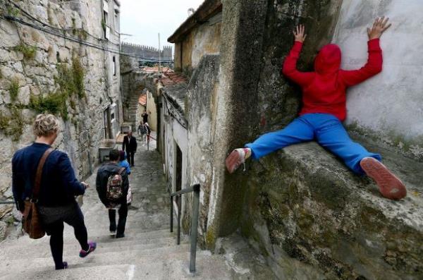 <p><b>Haziran</b></p>  Portekiz'in Porto kentinde 'kentsel mek�nlarda v�cutlar' projesi kapsam�nda v�cudunu bir k��eye s�k��t�rm�� olarak duran bir performans sanat��s�