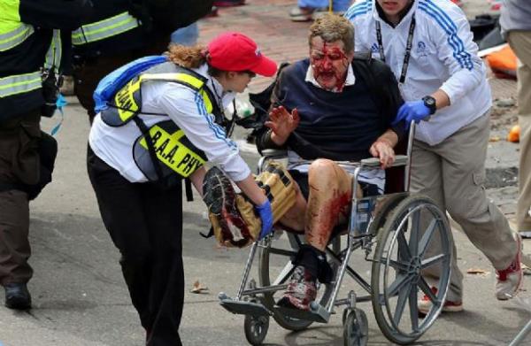 <p><b>Nisan</b></p>  Boston Maratonu'nda �� ki�inin �l�m�ne d�zinelerce kisinin yaralanmas�na yol a�an patlamada yaralanm�� birine doktorlar m�dahalede bulunuyor