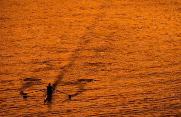 <p><b>Ekim</b></p>  Washington'da Potomac Nehri'nin �zerinde yaln�z yol alan bir sandal