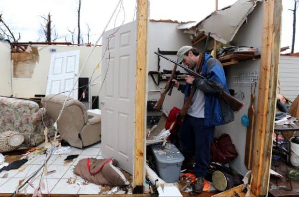 <p><b>�ubat</b></p>  B�lgeyi yerle bir eden kas�rgan�n ard�ndan Hattiesburg Mississippi'deki evinden silahlar�n� kurtaran bir adam.