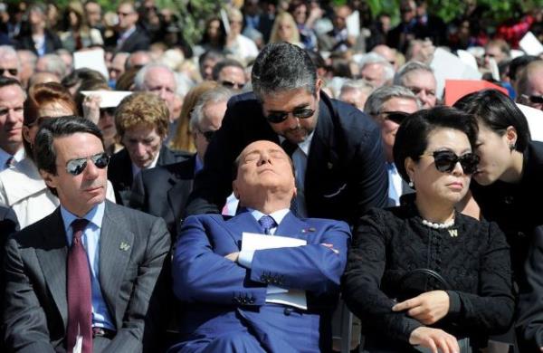 <p><b>Nisan</b></p>  Dallas'taki Ba�kanl�k Merkezinde George W. Bush i�in yap�lan merasim t�renine kat�lan �talya'n�n Eski Ba�bakan� Silvio Berlusconi uyukluyor