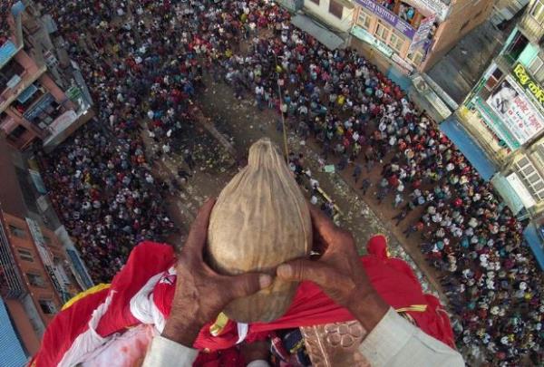 <p><b>May�s</b></p>  Nepal'in Lalitpur kentinde ger�ekle�tirilen Ratha-Yatra festivalinde(Ara� festivali) kat�l�mc�lara atmak �zere elinde hindistan cevizi tutan bir adam a�a�� atmak �zere bekliyor. Hindistan cevizini kim yakalar, arabas�na ula�t�r�rsa bir o�ulla kutsanaca��na inan�l�yor.