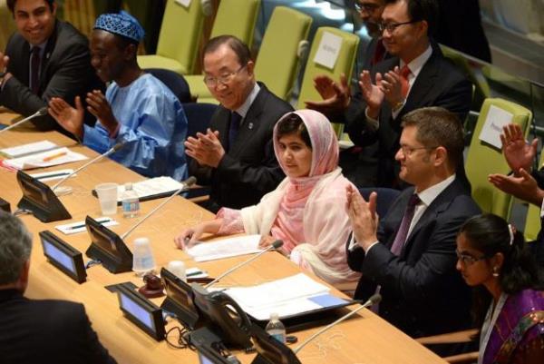 <p><b>Temmuz</b></p>  Taliban'�n 2012 y�l�nda, Pakistan'da k�zlar�n e�itim g�rmesi i�in ba�latt��� kampanya nedeniyle vurdu�u Malala Yousafzai(pembeli), 16. ya� g�n�n� Birle�mi� Milletler'in New York'taki genel merkezinde kutluyor