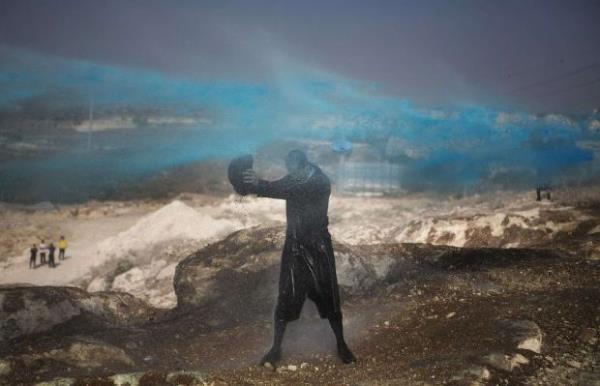 <p><b>A�ustos</b></p>  Ultra Ortodoks bir yahudi Kud�s'te kendisini tazyikli sudan �apkas�yla korumaya �al���rken... Harediler olarak bilinen onlarca ultra Ortodoks yahudiler, in�aat alan�nda �l�lere sayg�s�zl�k edildi�i gerek�esi ile protesto d�zenlemi�ti.