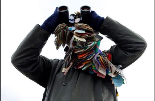 <p><b>Mart</b></p>  �ngiltere'nin Gloucestershire b�lgesinde at yar��� merakl� Cheltenham Festivali kapsam�ndaki yar��lar� d�rb�n�yle izliyor