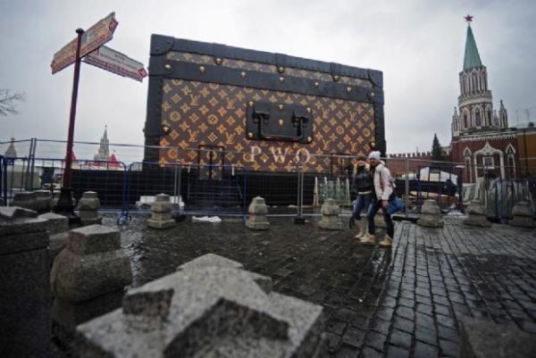 Moskova'daki K�z�l Meydan'da sergilenen dev Louis Vuitton valizi