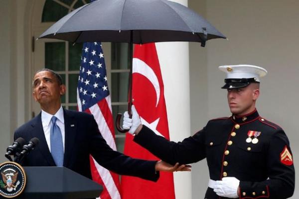 <p><b>May�s</b></p>  Washington'da T�rkiye Ba�bakan� Recep Tayyip Erdo�an ile birlikte toplant� d�zenleyen ABD Ba�kan� Barack Obama'ya deniz piyadesi �emsiye tutarken...