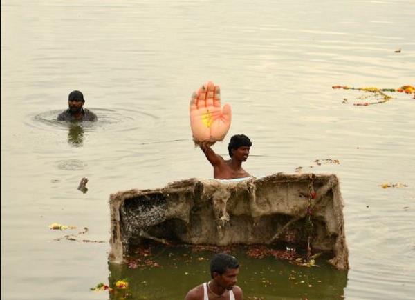 <p><b>Eyl�l</b></p>  Haydarabad'da 'Ganesh Chaturthi' festivali s�ras�nda Tanr� Ganesh'in elini temsil eden fig�r� tutan adam.