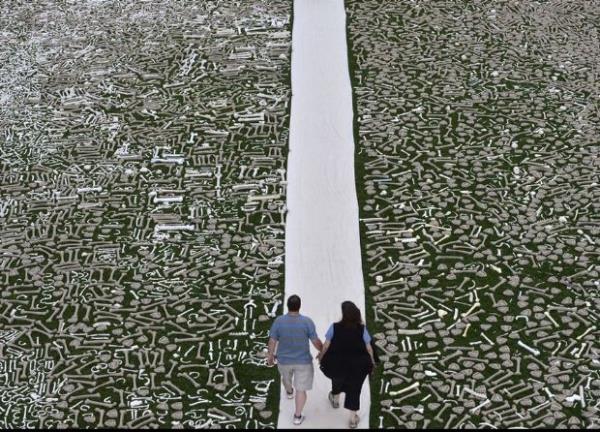 <p><b>Haziran</b></p>  Washington'daki 'Bir Milyon Bones' (Bir Milyon Kemik) sergisini gezen ziyaret�iler.