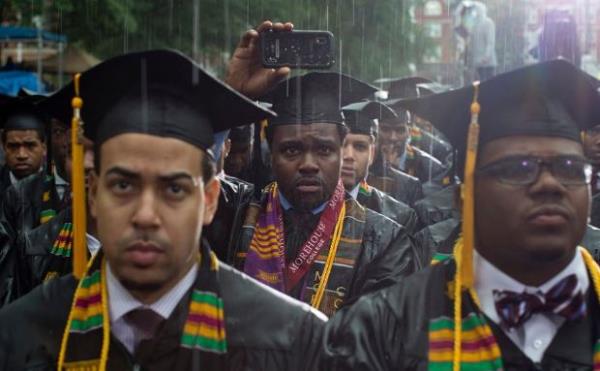 <p><b>May�s</b></p>  Atlanta'da Morehouse �niversitesi'nin 129. Mezuniyet t�reninde ABD ba�kan� Barack Obama'n�n konu�ma yapt��� s�rada sa�anak ya�mur alt�nda bekleyen yeni mezunlar.