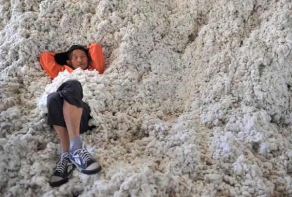 <p><b>�in'in Wuhu �ehrindeki bir ��r��r fabrikas�nda bir i��i pamuk y���nlar�n�n �st�nde dinlenirken.</b></p>