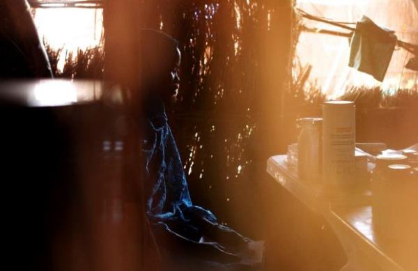 <p><b>Nisan</b></p>  G�ney Sudan'daki bir m�lteci kamp�ndaki m�lteci �ocuk 'S�n�r Tan�mayan Doktorlar' taraf�ndan muayene edilmeyi bekliyor.