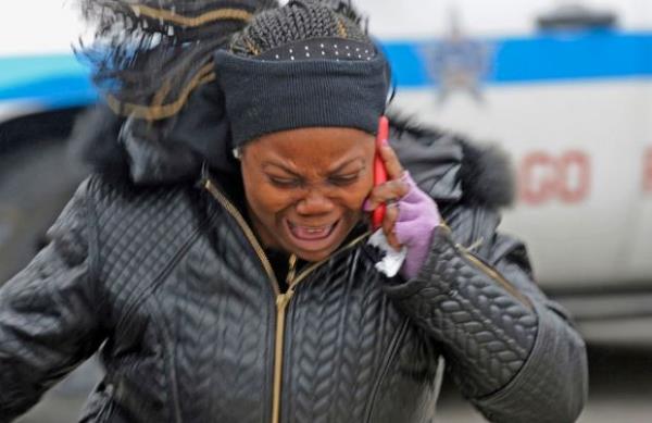 <p><b>Mart</b></p>  Chicago'da park halindeki bir minivan�n arkas�nda babas� taraf�ndan alt� de�i�tirilirken ate� edilmesi sonucu bir bebek hayat�n� kaybetti, baba a��r yaraland�. Bebe�in teyzesi haberi ald��� s�rada...