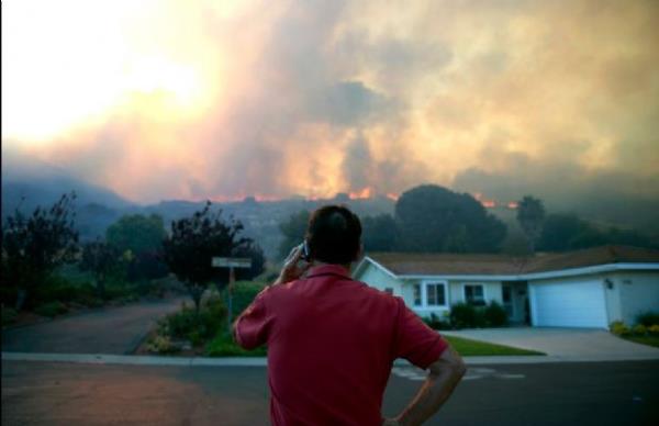 <p><b>May�s</b></p>  ABD?nin California eyaletindeki Camarillo kentinde meydana gelen yang�n� izleyen Reuben Ruiz bir yandan da telefonla konu�uyor.