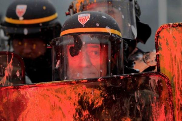 <p><b>�ubat </b></p>  Paris'teki Goodyear fabrikas�nda g�stericilerle �at��an �evik kuvvet polisi g�stericiler taraf�ndan at�lan boyayla kapland�.