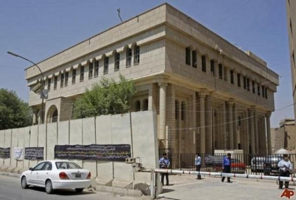 <p><b>B�R GECEDE 1 M�LYAR DOLAR KA�IRDILAR:</b></p>   D�nya tarihinde bir defada �al�nan en fazla para Irak'�n ba�kenti Ba�dat'taki Irak Bankas�ndan �al�nan 1milyar dolard�r.