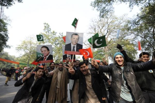 Ba�bakan Recep Tayyip Erdo�an, resmi temaslarda bulunmak ve �e�itli toplant�lara kat�lmak �zere geldi�i Pakistan'�n Lahore kentinde,