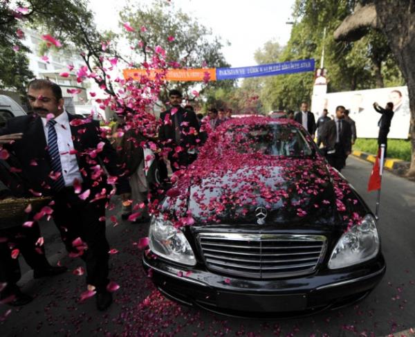 Aitchson Koleji'nde kurulan ve Pakistan eyaletlerini temsil eden k�lt�r k�y�n� ziyaret etmek �zere otelden ayr�ld��� s�rada yollarda bekleyen Pakistanl�lar taraf�ndan Ba�bakan'�n arac�n�n �zerine g�l d�k�ld�.