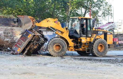 Dalmayan baz gstericiler de metro seferlerinin balamasyla blgeden ayrld.
