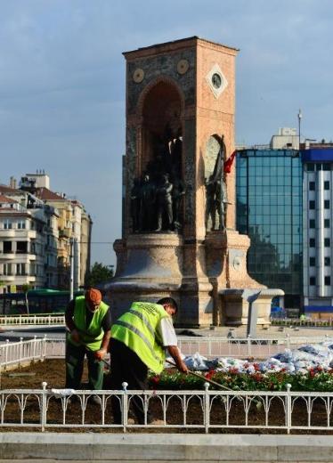 Gezi Park eylemcileri ile polis arasndaki atmalar sabah saatlerine kadar devam etti. Polis, Gezi Park ile Taksim Meydan&#8217;n yaya ve ara trafiine kapatt.