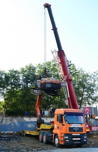 Gezi Park&#8217;ndan eylemcilerin boaltlmasnn ardndan adrlar belediye iileri tarafndan dozerler yardmyla kaldrlarak kamyonlara yklendi.
