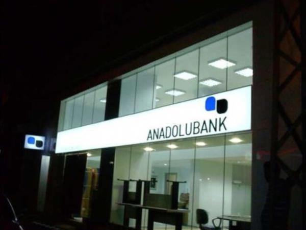 <p><b>Anadolubank 100-120 kii</b></p>  116 ubesi ve 2.120 alan bulunuyor. 2013 ylnda 25 ube aan ve 96 kiiyi bnyesine ilave eden Anadolubank, 2014 yl sonunda ube saysn 130'a karmay ve yeni ube allarna bal olarak da ilave 100-120 civan yeni personel almay planlyor. Bankann 2015 yl sonunda 150 ubeye ulama hedefleniyor. Arlkl olarak ie alm yaplan pozisyonlar; KOB bankacl, ticari bankaclk, iletme bankacl, bireysel bankaclk ve tarm bankacl alanlarnda deneyimli portfy yneticilii pozisyonlar.