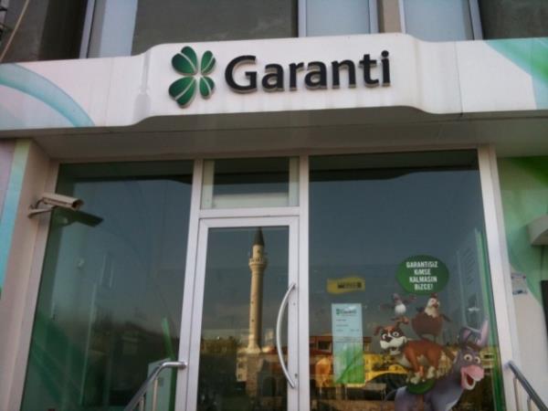 <p><b>Garanti Bankas 2.150 kii</b></p>  2013 Ocak ? Kasm sonu arasnda 55 ube aan ve 2.791 kiiyi ie alan Garanti Bankas'nn 10 Aralk 2013 itibariyle 991 ubesi ve 18.737 alan var.2014'te ube allarna kontroll ekilde devam edecek olan banka nmzdeki yl 2.150 kiiyi ie almay planlyor. Ayrca 2.900 alann da terfi edilmesi planlanyor.