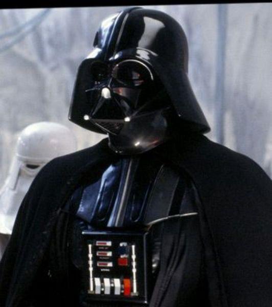 David Prowse'un oynad, James Earl Jones'un seslendirdii Star Wars'un Dart Vader karakteri galaksinin kt adamn temsil ediyor.Siyah pelerin giyen,yznde maskesi ile dolaan ve garip bir ekilde nefes alan Darth Vader karakteri belki de ryalarmza girmeye devam ediyordur...