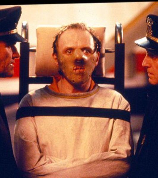 Anthony Hopkins, Hannibal Lecter ve Kuzularn Sessizlii... Kesinlikle tm zamanlarin en cool kt karakterlerinden birisi. Katilin asaleti diye bir kavram icat edilebilir bu adam iin, iini o kadar titiz ve canice yapar ki...