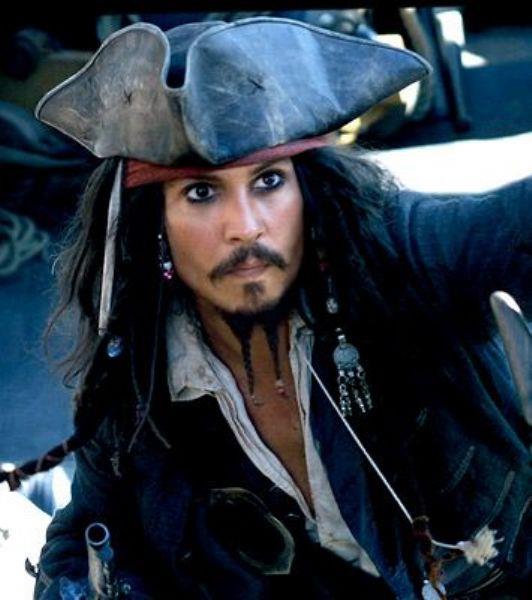Jhonny Depp tarafndan canlandrlan Jack Sparrow karakteri; hangi tarafta olduu soruldugunda 'su anda mi?' diyerek anlk bir tahmin yrtlmesi gereken, fevkalade bir ekilde canlandrlan, gvenilmez, inanlmaz, muhteem karakterin ismi. Kaptan Jack Sparrow diye hitap edilmesi gerekir ona, o ki, en korkun lmlerden dnm, hayata meydan okumu, zeki, evik ve ahlakszdr...